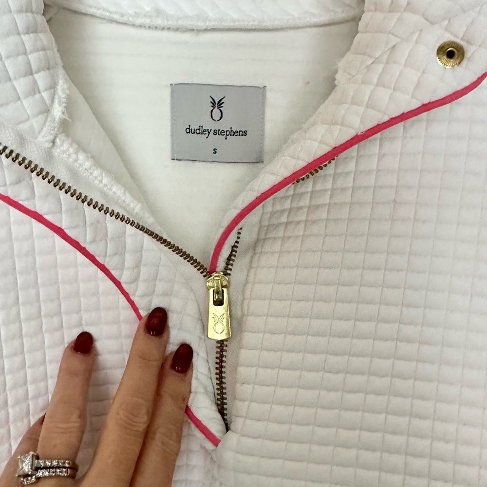 Dudley Stephens White Waffle Pullover. Includes Dudley Stephen’s tote 🍍 - Picture 9 of 15